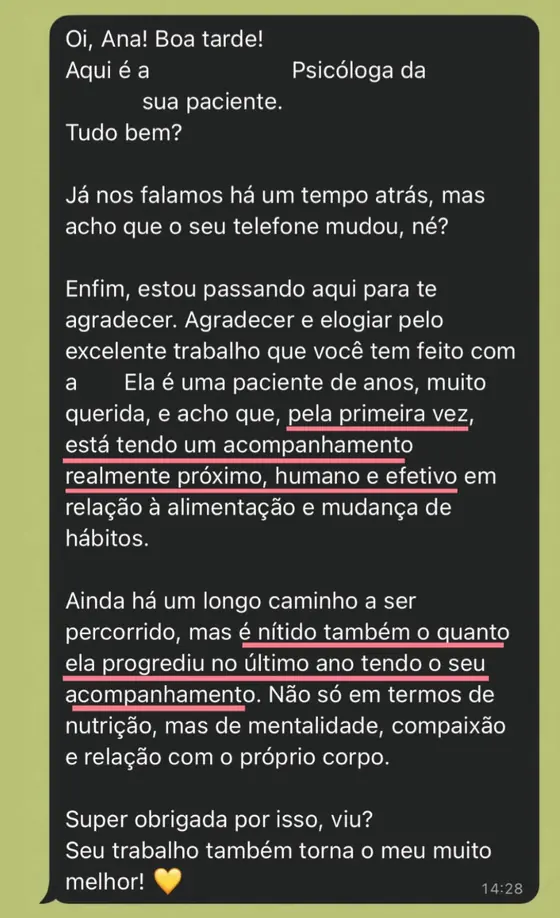 Mensagem de WhatsApp enviada pela psicóloga de uma paciente, agradecendo pelo acompanhamento próximo, humano e efetivo. Os nomes citados aparecem apagados no print.